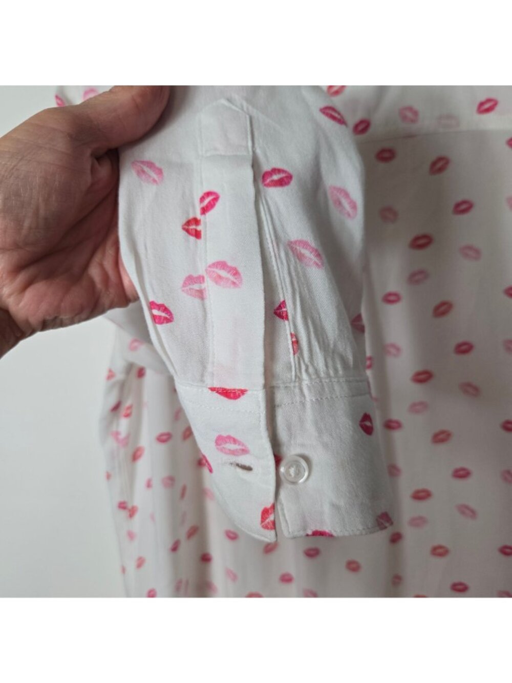 Rails Size M Rocsi Kiss Me Lipstick All Over Print Button-Up Blouse Feminine Pre - Picture 5 of 11